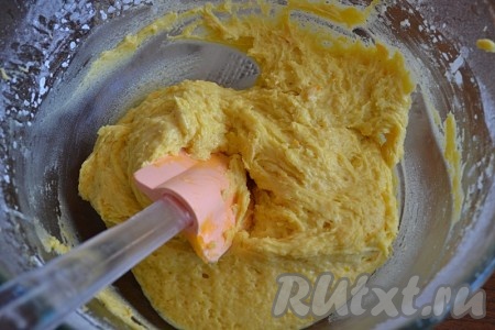 Полстакана тыквенной массы отлить (эта масса понадобится для приготовления глазури). К остальной массе добавить яичные желтки и перемешать. Просеять муку в чистую миску с разрыхлителем. Постепенно добавить муку к тыквенной массе, каждый раз тщательно перемешивая ложкой.
