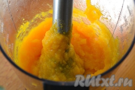 Для приготовления пюре очистить тыкву от кожуры, крупно нарезать и сварить на пару до мягкости. Готовую тыкву превратить в пюре с помощью блендера.
