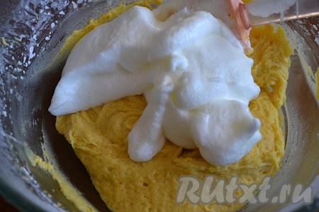 Белки взбить и добавить в тесто, очень осторожно перемешать ложкой.
