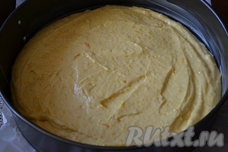 Тесто выложить в форму. Отправить в предварительно нагретую духовку и выпекать в течение 35-40 минут.
