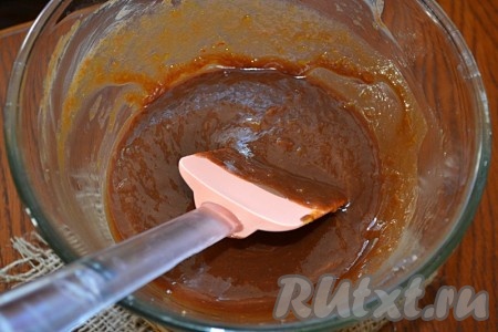 Готовый пирог вынуть из духовки и дать остыть. Для приготовления глазури или шоколадного крема растопить плитку шоколада на водяной бане. Добавить к шоколаду полстакана тыквенной массы, которую мы откладывали, или варенье.&nbsp;
