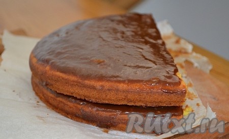 Корж пирога я разрезала на две равные части и перемазала щедро шоколадной глазурью.&nbsp;
