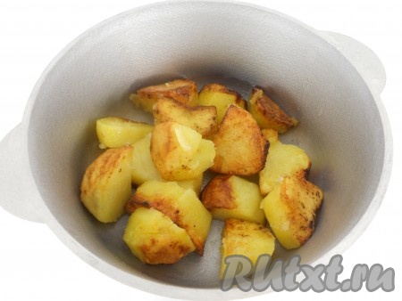 Картофель очистить, нарезать крупно, посолить. В казане (или другой посуде с толстым дном) разогреть растительное масло, выложить нарезанную картошку и обжарить её на огне чуть выше среднего до золотистого цвета со всех сторон, а затем переложить на тарелку.