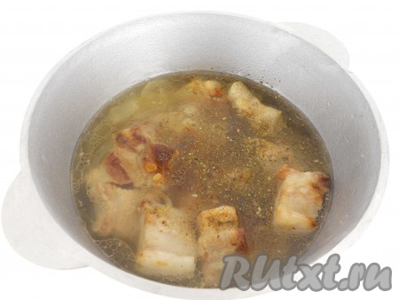 Далее влить горячий бульон (или воду), посолить, поперчить по вкусу, всыпать специи и зиру, после закипания готовить на небольшом огне под крышкой минут 20.