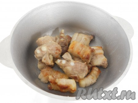 Свинину промыть, обсушить, нарезать на средние (или достаточно крупные) кусочки. В казан (или другую посуду), из которого вы убрали картошку, выложить нарезанную свинину и обжарить её на растительном масле на огне чуть выше среднего до румяной корочки со всех сторон.