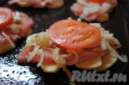 Помидоры нарезать на кружки, разложить поверх лука.&nbsp; 