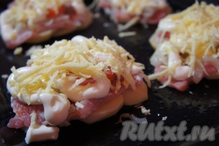 Щедро посыпать натёртым на крупной тёрке сыром. Мясо по-французски из свинины с картошкой, помидорами и сыром отправить в духовку, заранее разогретую до 180 градусов. Запекать 45-55 минут.