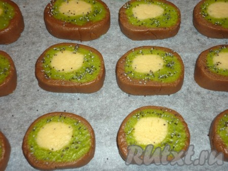 Зелёный слой посыпать маком, делая таким образом "зёрнышки" киви.
