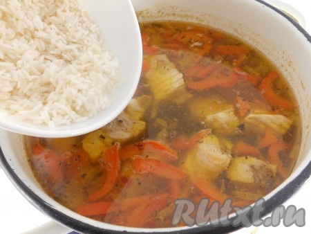 Поставить кастрюлю на огонь. Готовить на слабом огне 30-40 минут. Далее всыпать промытый рис.