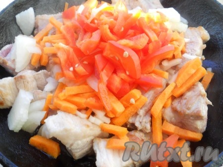 Добавить к мясу морковь, порезанную брусочками, лук, нарезанный небольшими кусочками, и порезанный соломкой сладкий болгарский перец. Обжаривать все вместе минут 5.
