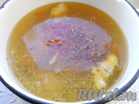 Влить горячую воду, добавить соль и специи.