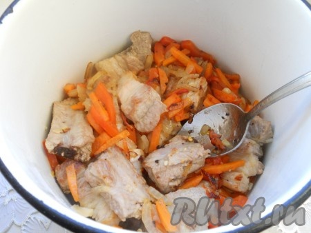 Переложить содержимое сковороды в кастрюлю.