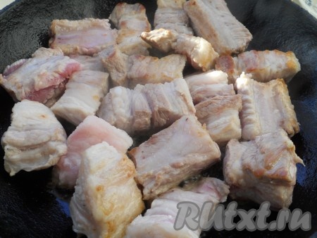 Выложить в сотейник с разогретым растительным маслом, обжарить до легкой румяности.