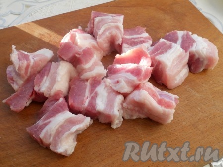 Свинину порезать средними кусочками.