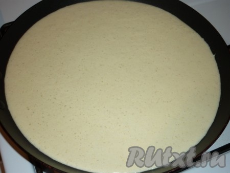 Сковороду хорошо разогреваем, смазываем растительным маслом. В центр сковородки наливаем немного теста и равномерно распределяем его по поверхности.
