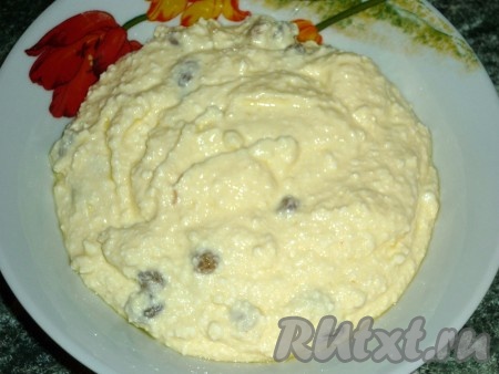 Заливаем изюм кипятком и оставляем минут на 10-15. Затем воду сливаем, изюм обсушиваем. Для приготовления начинки творог смешиваем с сахаром, сметаной и изюмом.
