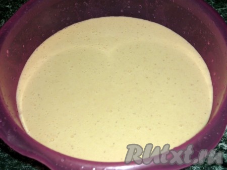 Добавляем в тёплое молоко сахар, соль и яйца, хорошо перемешиваем. Вливаем растительное масло, перемешиваем, добавляем просеянную муку и ещё раз перемешиваем, чтобы тесто получилось однородным, без комочков.
