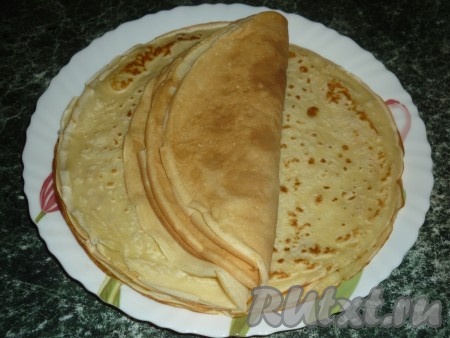 Жарим блины, как обычно, с двух сторон, а затем перекладываем на тарелку.
