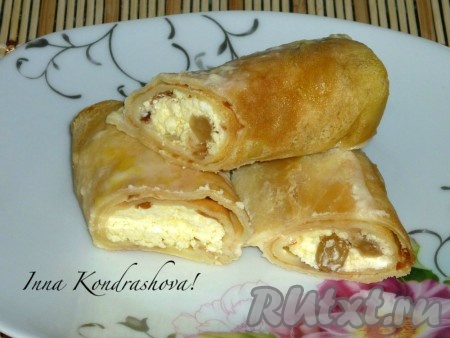 Очень вкусные блины с творогом и изюмом подаём к столу горячими.
