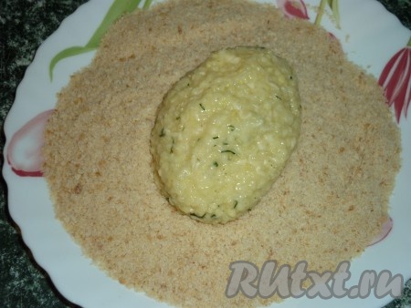 Руками, смоченными водой, сформировать котлеты из пшённой каши, обвалять их со всех сторон в панировочных сухарях.