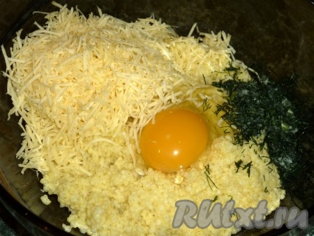 Укроп вымыть, обсушить. К остывшей пшённой каше вбить сырое яйцо, по желанию, добавить сыр, натёртый на крупной тёрке, и мелко нарезанный укроп.&nbsp;