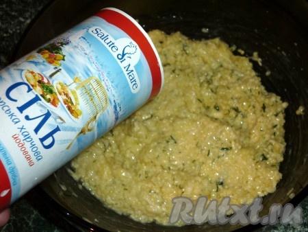 Поперчить, досолить по вкусу и тщательно перемешать пшённую кашу.