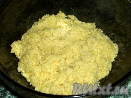 Пшено выложить в сито, хорошо промыть горячей водой (благодаря горячей воде из пшена уйдёт горечь). Вскипятить в кастрюле 2 стакана воды, выложить пшено. Воду подсолить, дать закипеть, уменьшить огонь и варить пшённую кашу минут 25-30 (до готовности пшена), дать остыть.