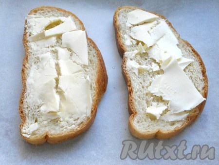 Помидор и зелень вымыть. Чеснок очистить. Ломтики батона смазать сливочным маслом.