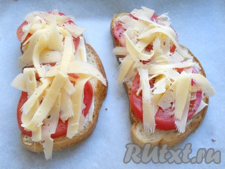 Бутерброды с помидорами сверху посыпать сыром, натёртым на крупной тёрке. Взять тарелку, которую можно использовать в микроволновке, выложить на неё сформированные бутерброды. Напоминаю, что в микроволновку нельзя ставить металлическую посуду и посуду, на которой есть блестящие элементы.