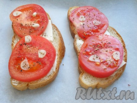 Посыпать чёрным молотым перцем по вкусу.