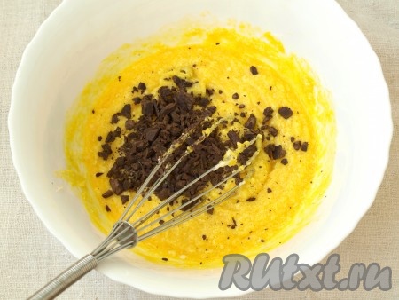 Шоколад поломать на кусочки и добавить в тесто.