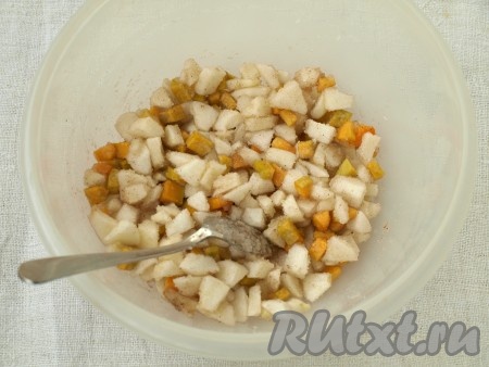 Смешать яблоки и тыкву с сахаром и корицей.