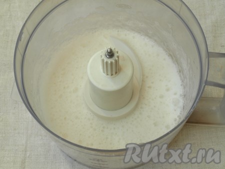Белки взбить до плотной белой пены.
