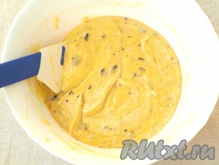 Белки аккуратно ввести в тесто и мешать, как бисквит, снизу вверх.