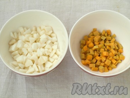 Очистить яблоки и тыкву, нарезать небольшими кубиками.