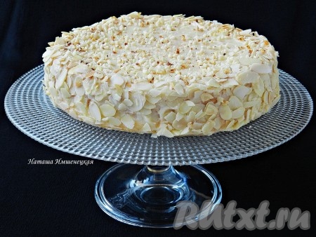 Вкусный и нежный бисквитный торт с кремом "Шарлотт" готов.