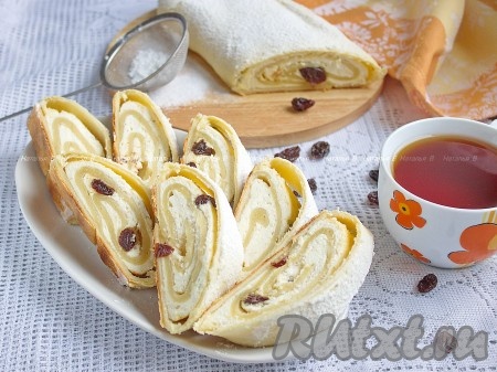 При подаче очень вкусный рулет с творожной начинкой порезать на порционные кусочки.