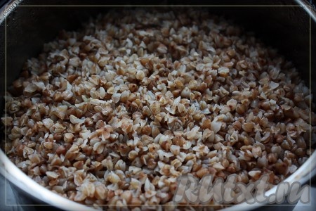 Гречневую крупу промыть, залить 2 стаканами кипятка, довести до кипения, выключить и оставить запариваться под крышкой.
