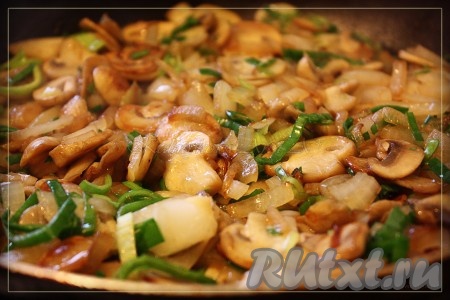 Выпарить воду из грибов на сухой сковороде, добавить масло растительное, лук и лук-порей. Обжарить до готовности около 7-10 минут. По окончанию жарки добавить соевый соус.
