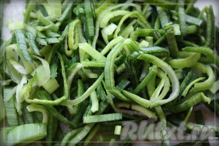 Лук порей нарезать соломкой.
