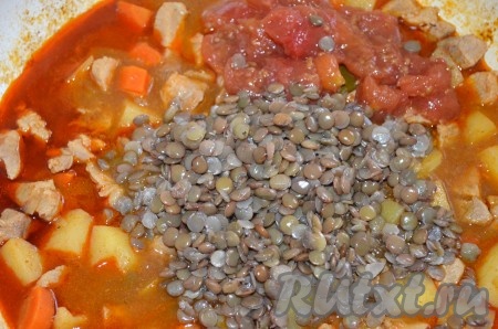 После этого к свинине и овощам добавить чечевицу и томаты в собственном соку (или свежие). При необходимости можно добавить еще воды. Перемешать и томить еще 10 минут.
