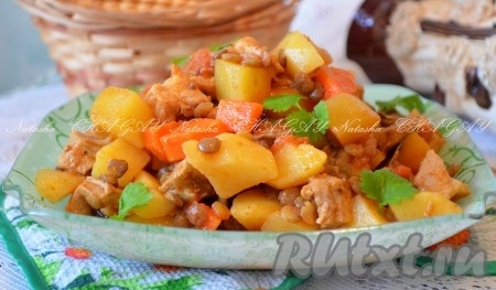 Дать свинине с чечевицей и овощами немного настояться и подать к столу, не забыв посыпать зеленью. Очень вкусно, рекомендую.
