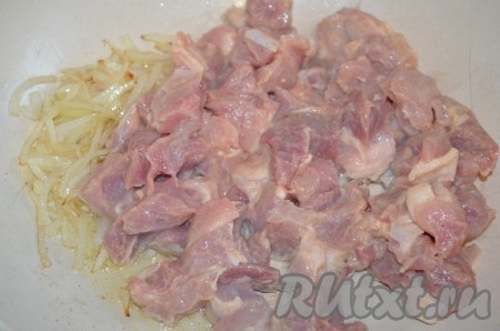 Чечевицу отварить до полуготовности, примерно 15 минут. Обжарить лук на растительном масле до слегка золотистого цвета. Добавить мясо, перемешать.&nbsp;
