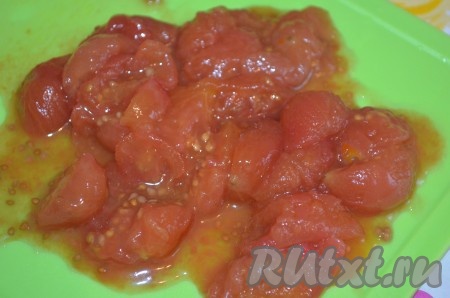 С помидоров снять кожицу, порезать не мелко.
