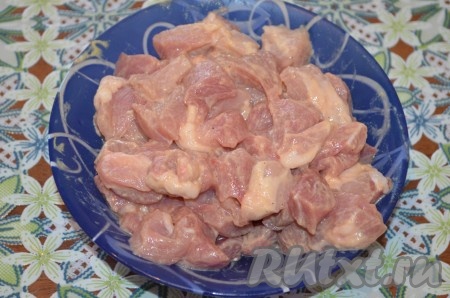 Свинину порезать небольшими кубиками.
