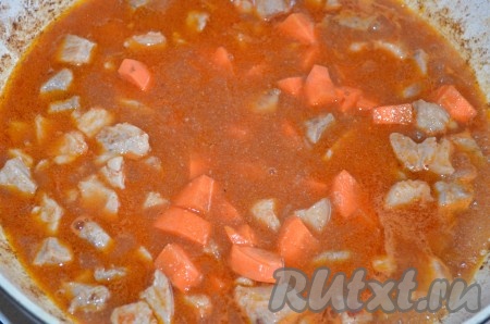 Затем&nbsp;добавить морковь, влить кипяток, чтобы полностью покрыл мясо. Тушить 30 минут на медленном огне.