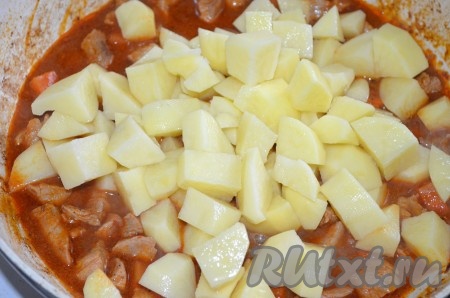 На следующем этапе добавить картошку и тушить все почти до готовности. Не забываем посолить.
