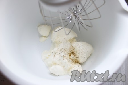 Сметану, соль и перец слегка взбить миксером.