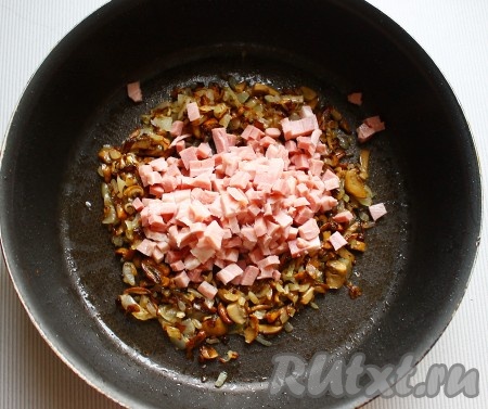 Приготовление начинки: грибы и лук мелко порезать, обжарить на растительном масле до золотистого цвета. Затем добавить ветчину, порезанную маленьким кубиком, обжаривать еще в течение 1 минуты. Снять с огня, охладить.