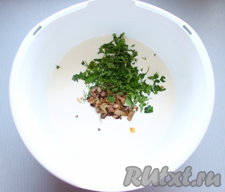 В массу добавить грибы с ветчиной и мелко порубленную зелень, перемешать.
